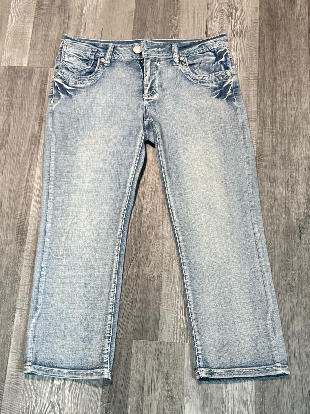 Women's Cropped Light Blue Jeans - Casual Ankle Length